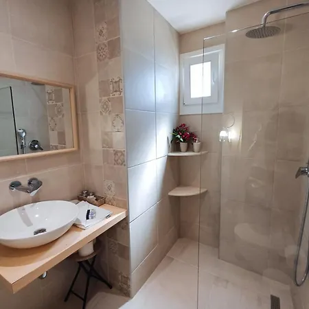 Sea And Creek קאטליוס